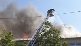 U požáru střechy kulturního domu v Drnovicích u Vyškova zasahovalo 21 jednotek hasičů.