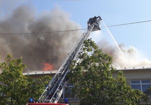 U požáru střechy kulturního domu v Drnovicích u Vyškova zasahovalo 21 jednotek hasičů.