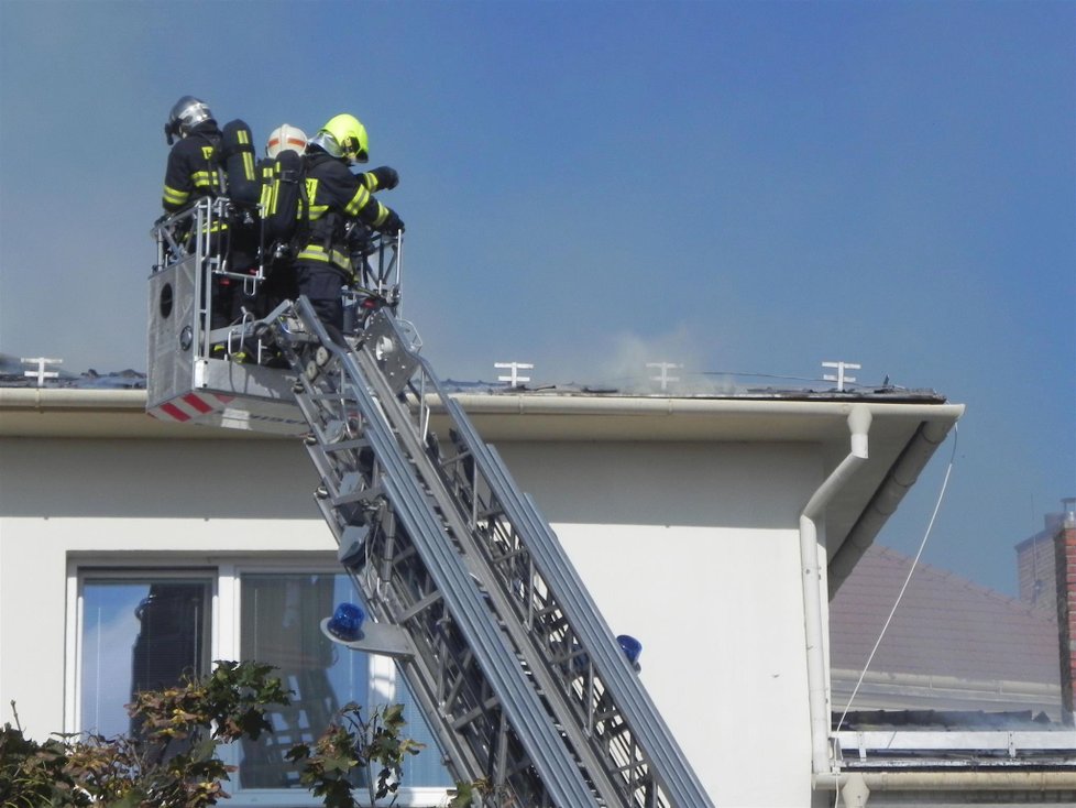 Dvacet jednotek hasičů zasahuje u požáru střechy kulturního domu v Drnovicích u Vyškova.