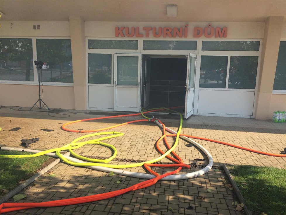 Dvacet jednotek hasičů zasahuje u požáru střechy kulturního domu v Drnovicích u Vyškova.