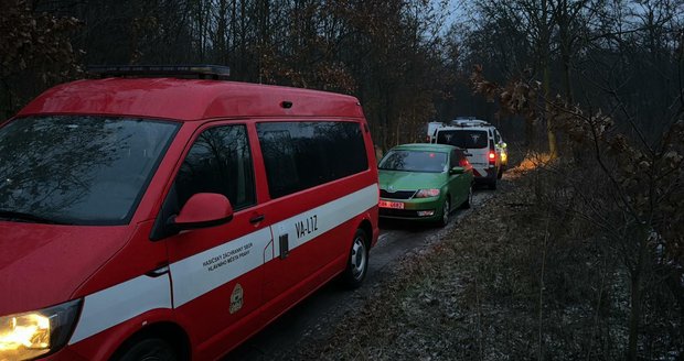 Poblíž ulice Broumarská v pražských Kyjích došlo k požáru chatky v lese. (17. leden 2024)