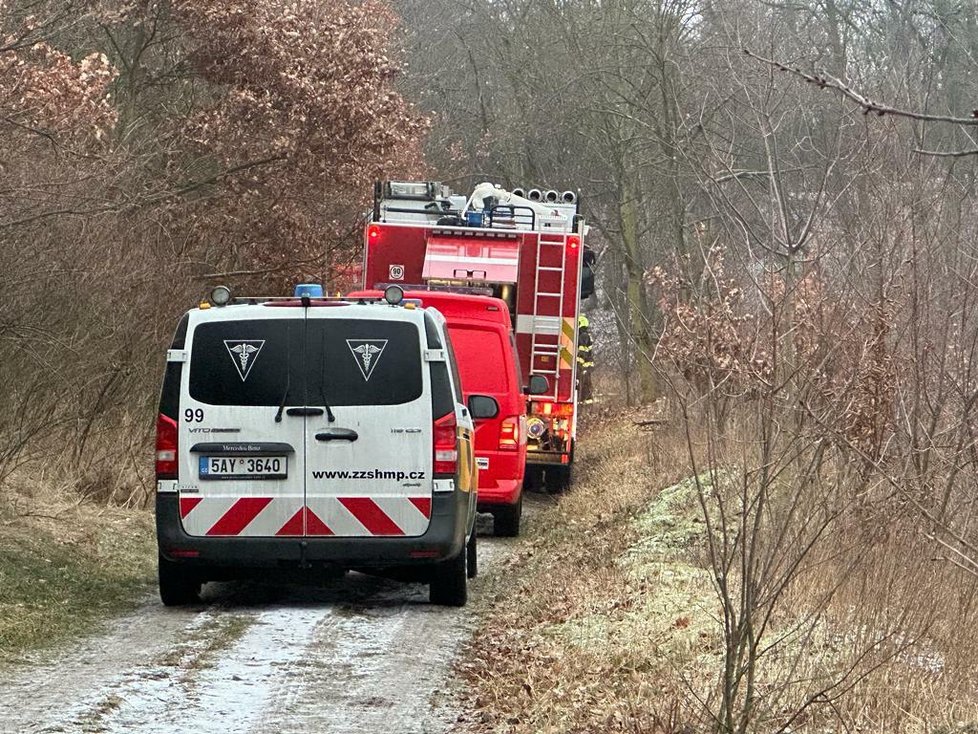 Poblíž ulice Broumarská v pražských Kyjích došlo k požáru chatky v lese. (17. leden 2024)