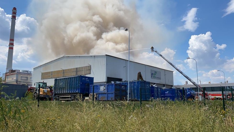 Požár haly v Kyjích, 25. července 2020