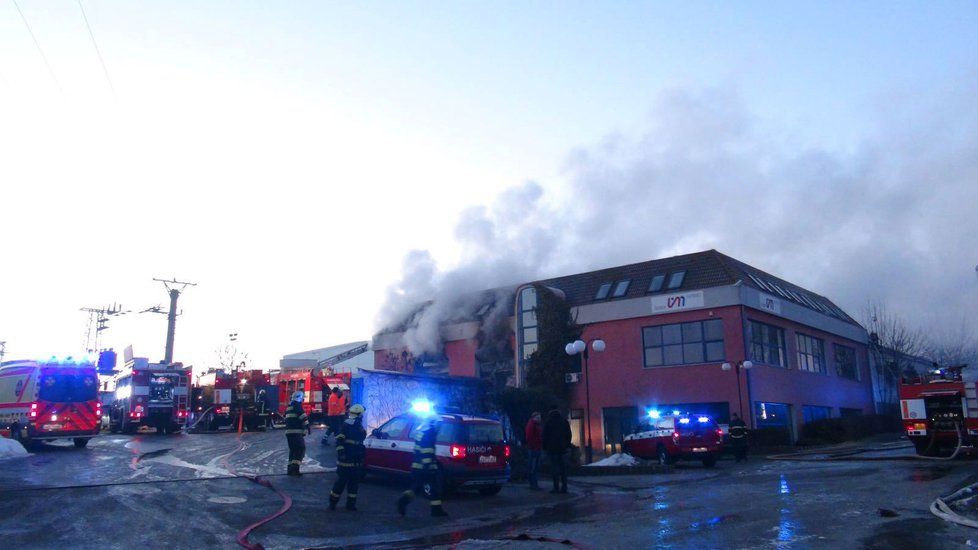 Ve Zvoli u Prahy hoří lakovna, dva zranění, jeden pohřešovaný