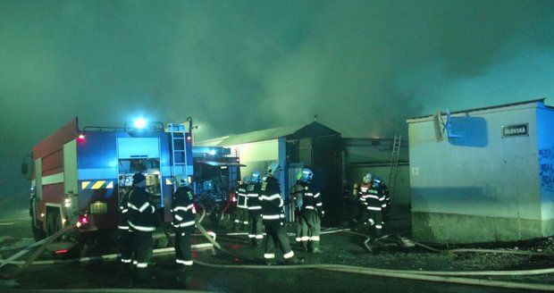 Ve Zvoli u Prahy hoří lakovna, dva zranění, jeden pohřešovaný.