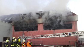 Ve Zvoli u Prahy hoří lakovna, dva zranění, jeden pohřešovaný
