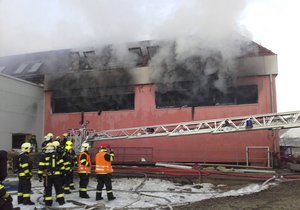 Ve Zvoli u Prahy hoří lakovna, dva zranění, jeden pohřešovaný