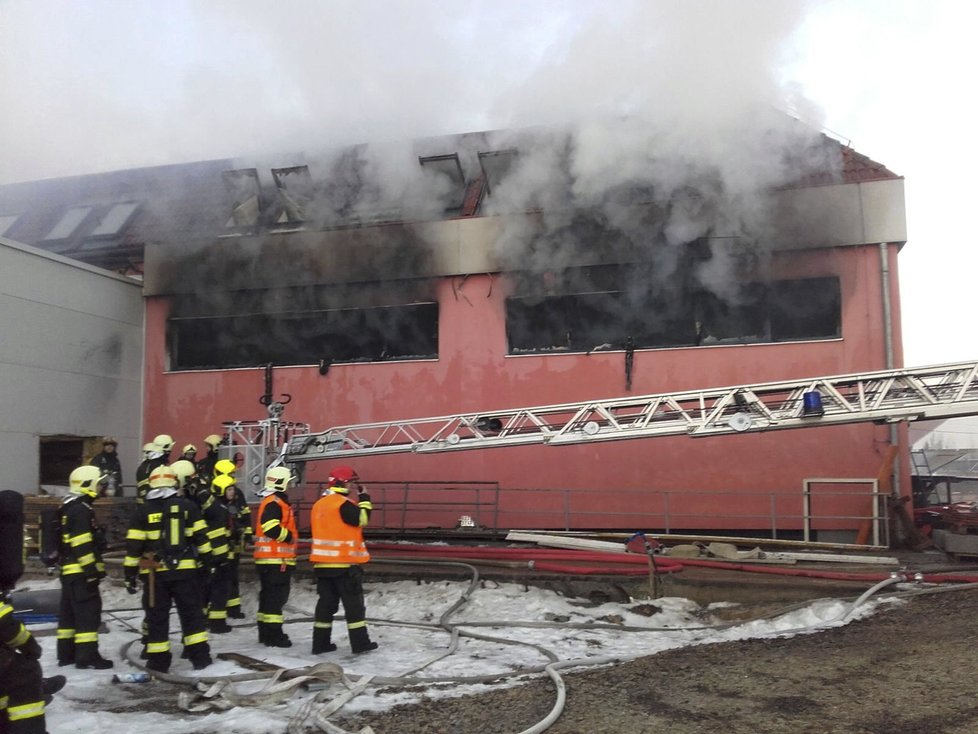 Ve Zvoli u Prahy hoří lakovna, dva zranění, jeden pohřešovaný