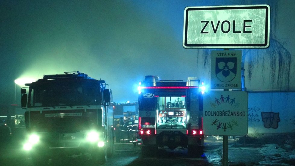 Ve Zvoli u Prahy hoří lakovna, dva zranění, jeden pohřešovaný.
