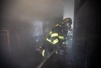 Při požáru domu v Lanškrouně našli hasiči popáleného člověka: Nepodařilo se ho zachránit