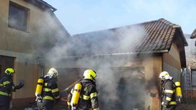 Žhavý popel vyhozený do popelnice zapříčinil požár v Lanžhotě. Naštěstí shořela jen garáž, dům hasiči stačili zachránit.