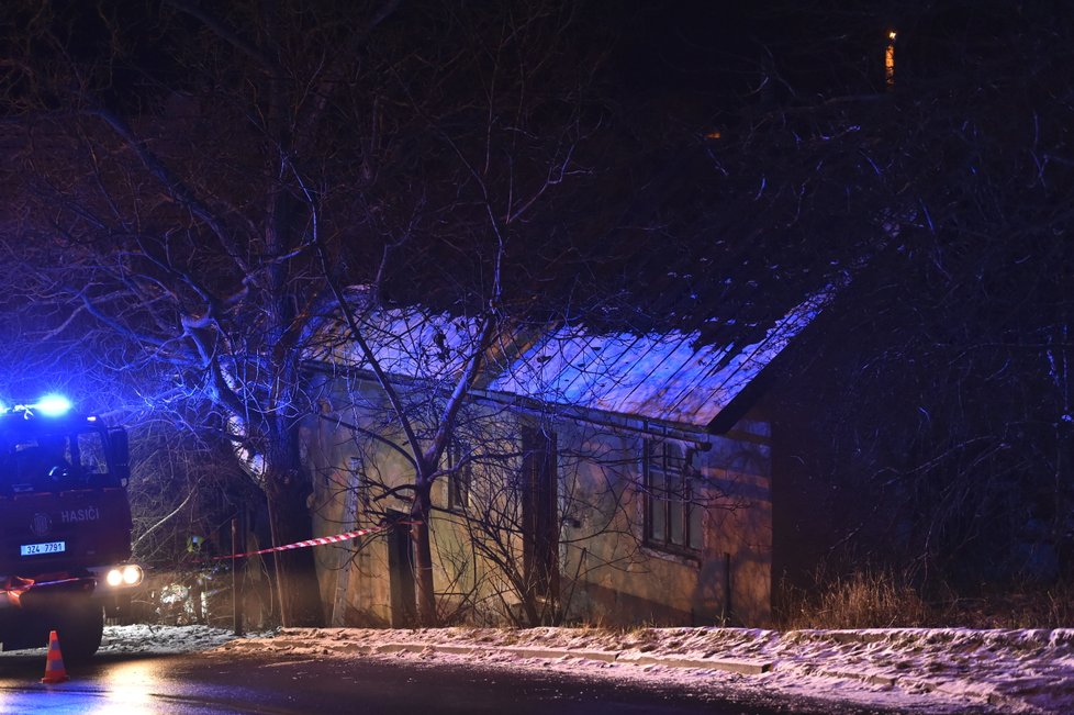 Zásah hasičů v hořícím zlínském domě odkryl krutou pravdu o smrti dvou mužů.