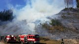 Hektar lesa na Blansku v plamenech: 50 hasičů v akci a třetí stupeň pohotovosti