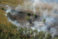Požár lesa u Bzence dohasíná: Mohla za něj jiskra od vlaku, škoda je až milion