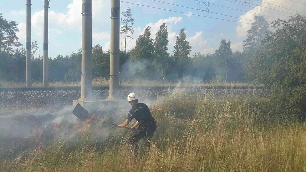 Zvláštní stupeň požárního poplachu vyhlásili hasiči ve čtvrtek kvůli požáru trávy a lesa u Bzence.