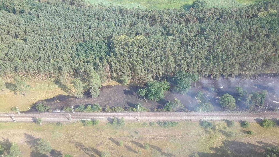 Zvláštní stupeň požárního poplachu vyhlásili hasiči ve čtvrtek kvůli požáru trávy a lesa u Bzence.