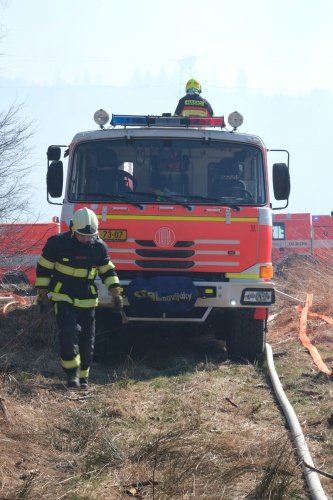 Devět hodin hasili hasiči u Dětřichova nad Bystřicí rozsáhlý požár lesního porostu.