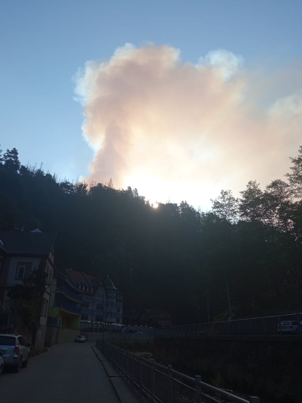 Požár zasáhl lokalitu Malinový důl, tedy nedaleko turisty navštěvované Pravčické brány.