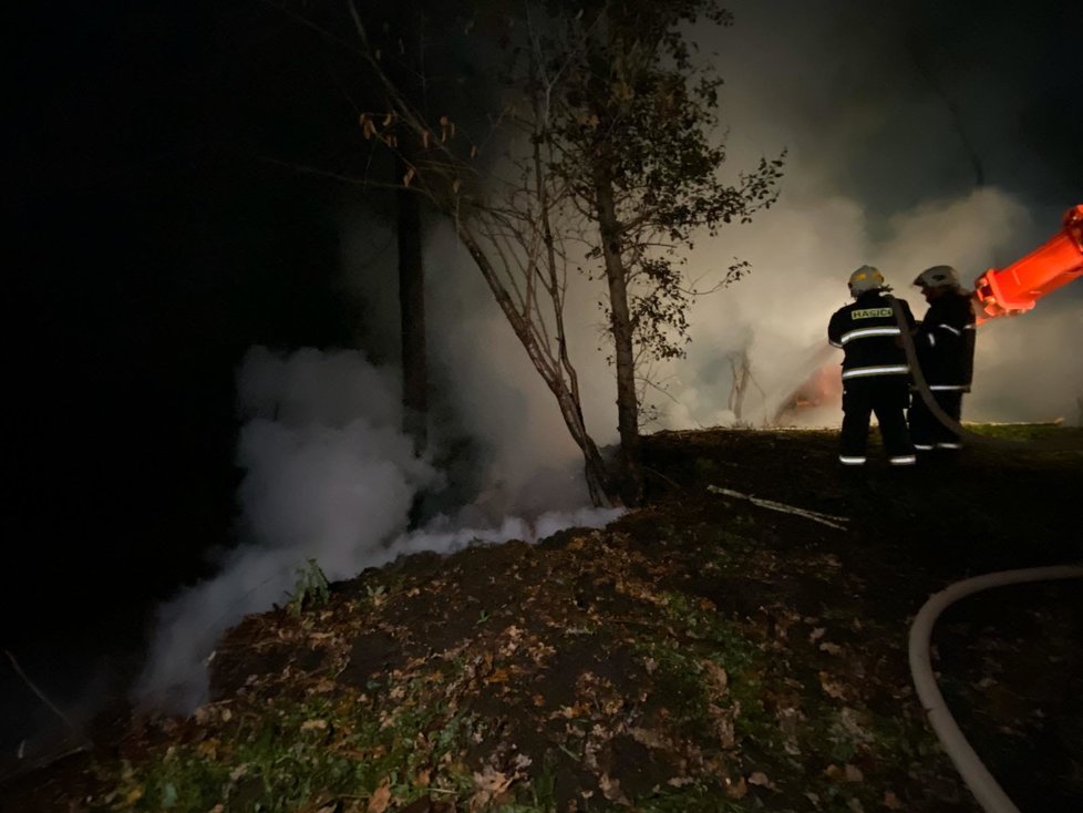 Dohašování požáru lesa v pražském Motole dalo hasičům pořádně zabrat.