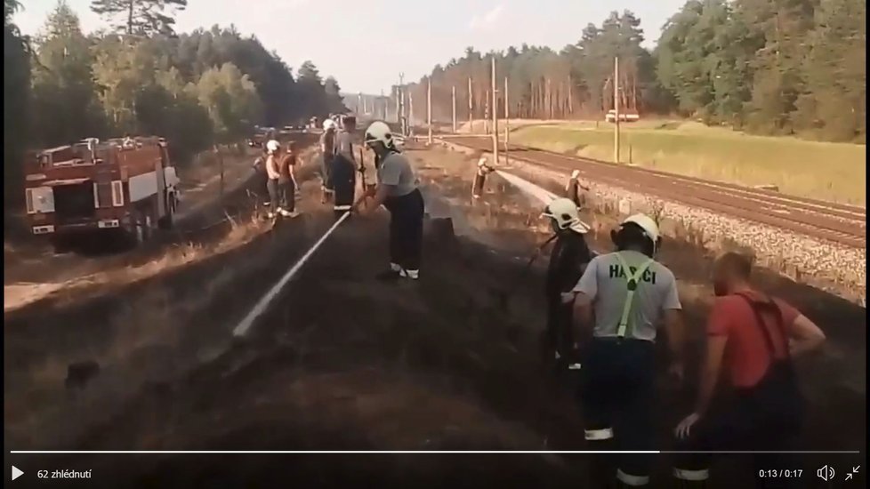 Kolem 18.hodiny dostaly zasahující hasičské jednotky oheň pod kontrolu. Železniční doprava ve směru Břeclav - Přerov je u Bzence už několik hodin přerušena.