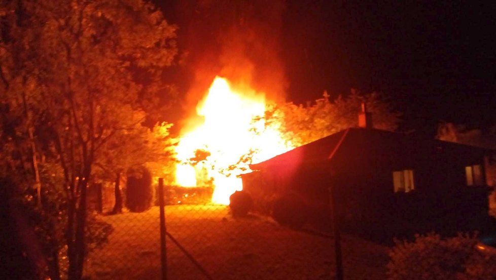 Požár chaty v Letech u Karlštejna. Na místě zasahovali hasiči i záchranářský vrtulník. Jeden člověk byl popálen na 80 % těla, druhý zemřel.