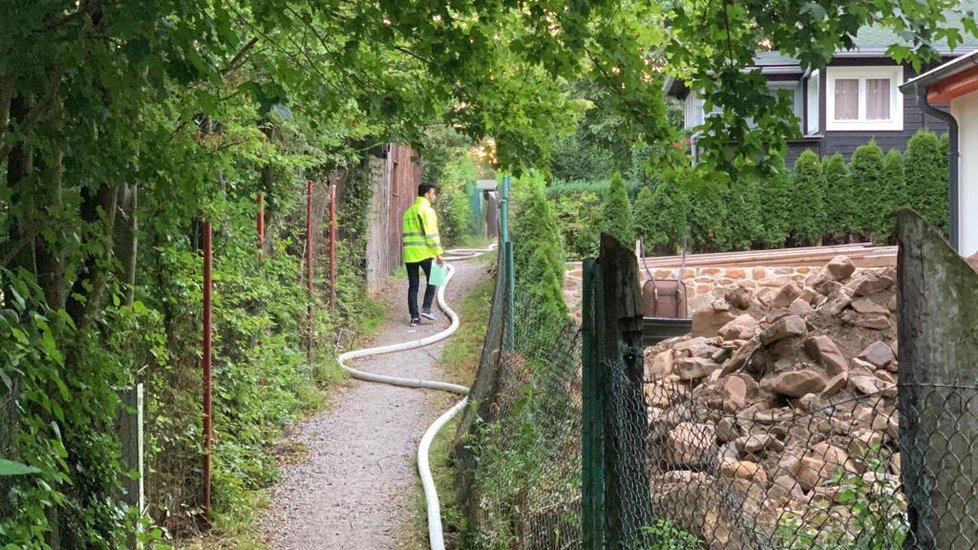 Kriminálka a hasiči na místě neštěstí v Letech. Shořela tu zahradní chata. Jeden člověk zemřel, druhý byl těžce popálen.