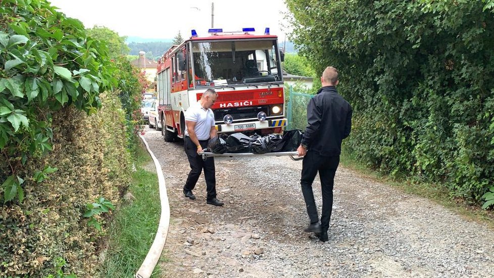 Kriminálka a hasiči na místě neštěstí v Letech. Shořela tu zahradní chata. Jeden člověk zemřel, druhý byl těžce popálen.