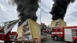 Černá oblaka dýmu nad Prahou: Ve Lhotce hořela střecha paneláku