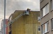 19. března před polednem začala v Praze ve Lhotce hořet střecha panelového domu.