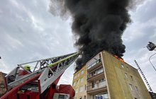 Požár v pražské Lhotce: Hořela střecha paneláku...