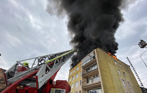 Požár střechy paneláku na pražské Lhotce v ulici V Pláni děsil okolí hustým dýmem.