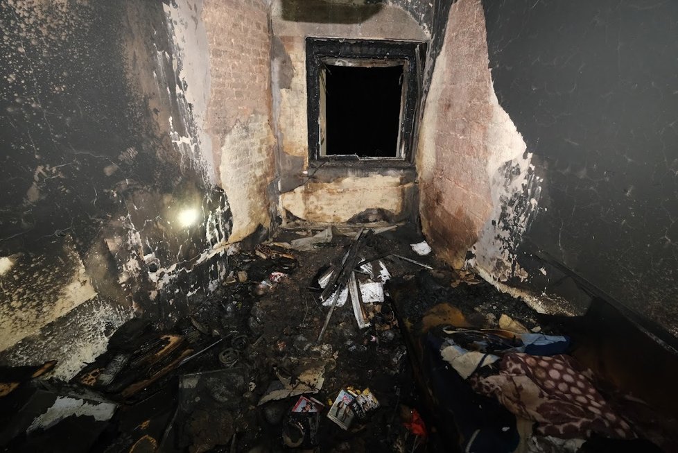 Tragický požár v Andrštově ulici v pražské Libni si vyžádal jednu oběť. (27. prosinec 2021)