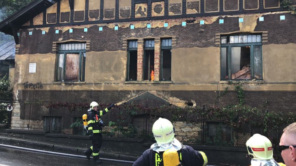 Plameny zachvátily dům v Horní Liboci.