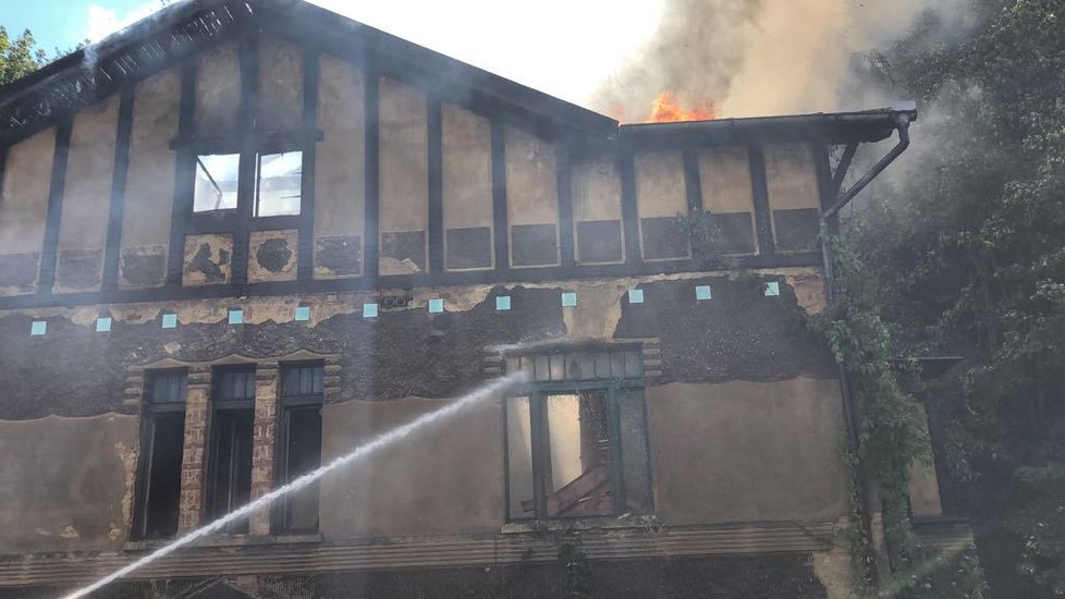Požár zachvátil střechu neobývaného domu v Libocké ulici.