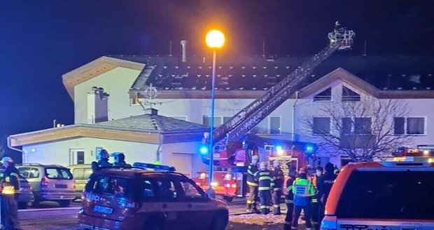 Při požáru domu s pečovatelskou službou na Semilsku zemřel jeden člověk