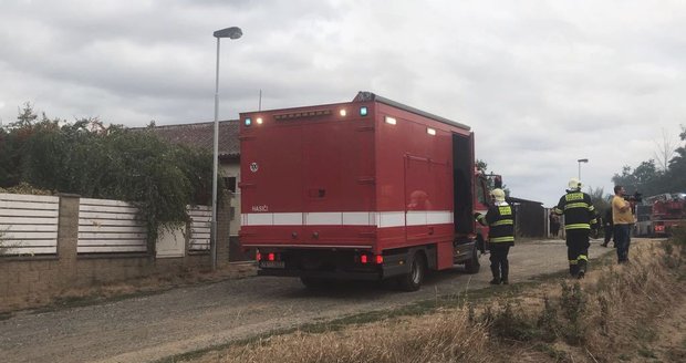 Pražští hasiči museli ve čtvrtečních odpoledních hodinách pacifikovat oheň, který zachvátil sběrný dvůr v pražské Libuši.