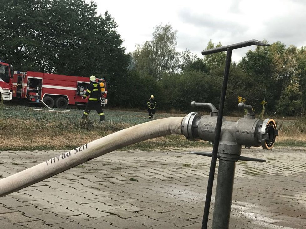 Pražští hasiči museli ve čtvrtečních odpoledních hodinách pacifikovat oheň, který zachvátil sběrný dvůr v pražské Libuši.