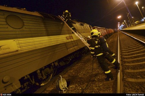 Požár lokomotivy v pondělí v podvečer ochromil dopravu na hlavní trati z Prahy do Ostravy.
