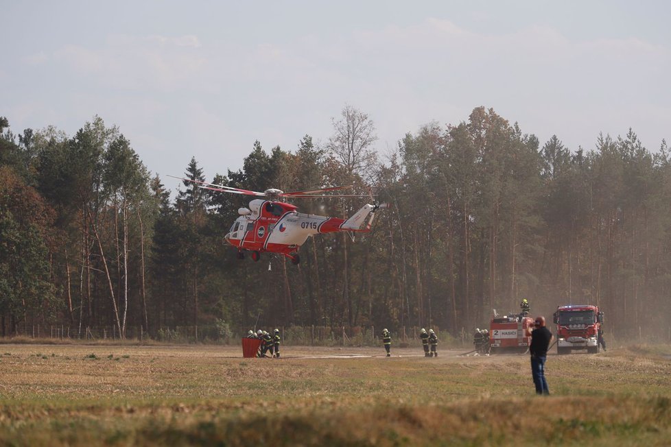 Požáry luk na Mladoboleslavsku. Hasí ho i vrtulníky.