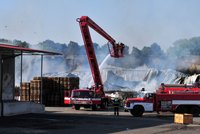Požár v Luštěnicích u Mladé Boleslavi, škoda 60 milionů!