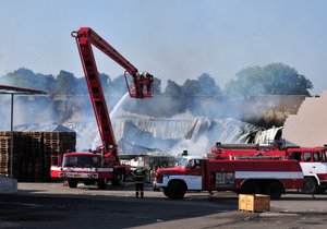 Požár skladového areálu v Luštěnicích