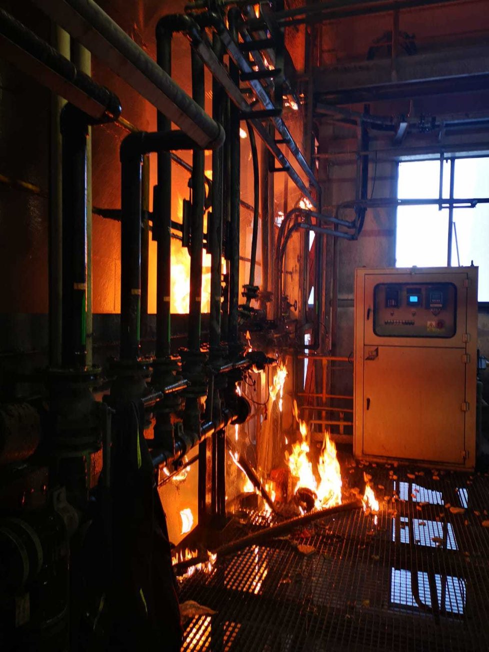 Ve spalovně v Malešicích hořela jedna z budov (20. října 2021).
