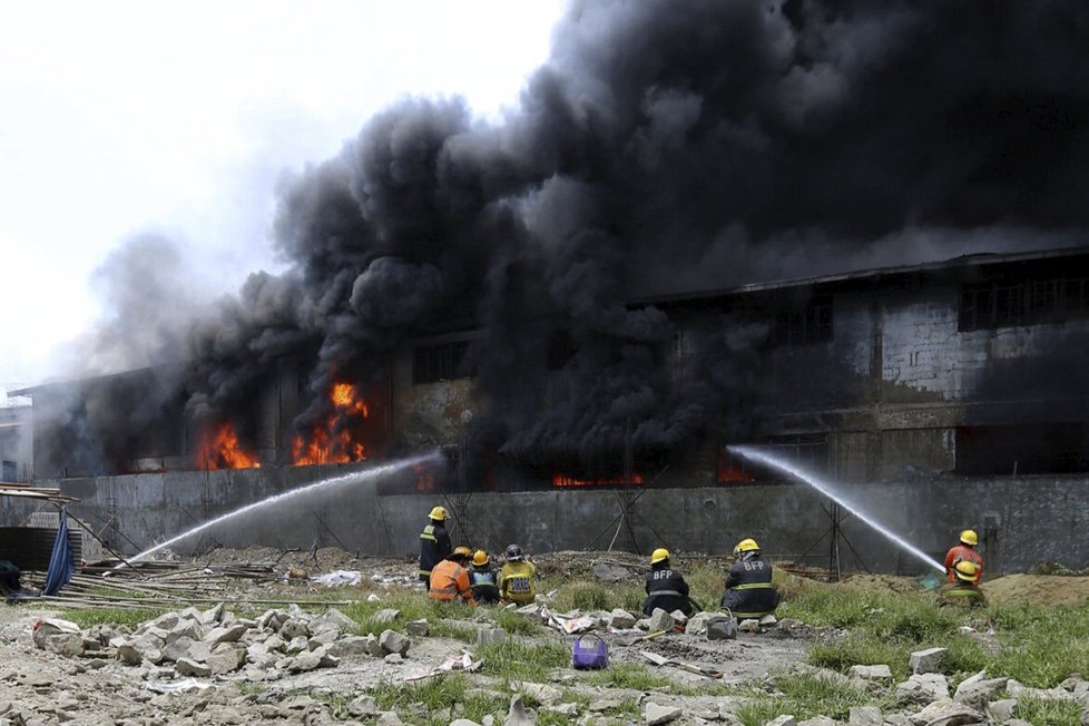 Požár filipínské továrny na obuv na předměstí hlavního města Manily
