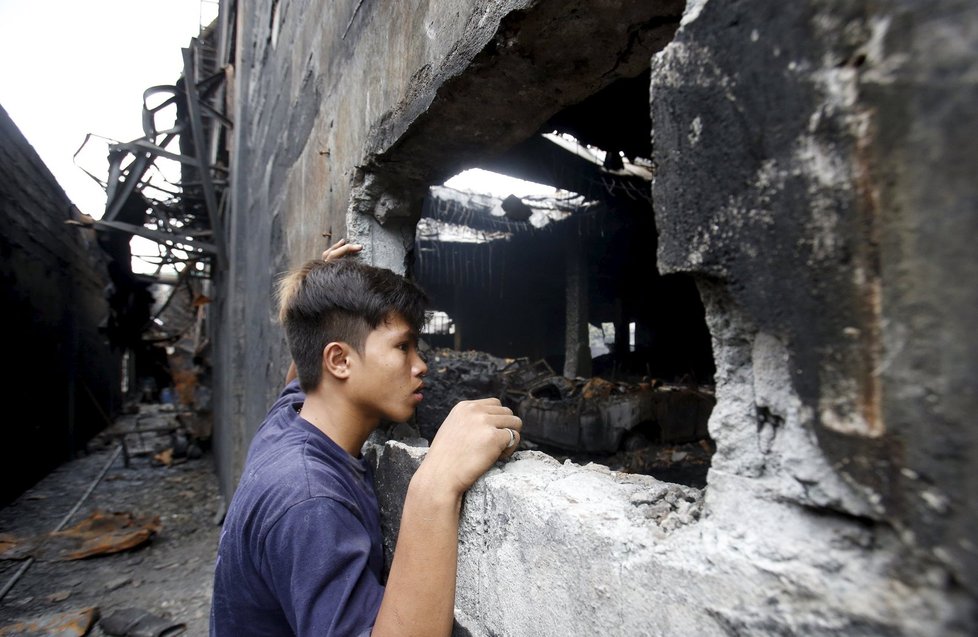 Požár filipínské továrny na obuv na předměstí hlavního města Manily