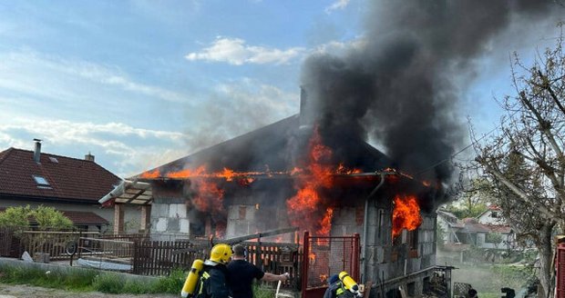 Matějíčkovým ve Zvoli shořel bezbariérový dům: Nestihli se ani nastěhovat, požár napáchal škody za milion a půl korun