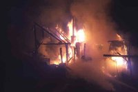 Chatka v Brně vzplála jako suché roští: Popáleného muže odvezla záchranka