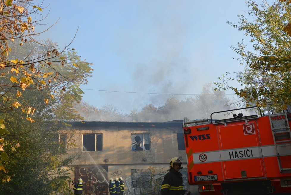 Požár rozsáhlého objektu v Mělníku hasilo osmnáct jednotek i s Cobrou.
