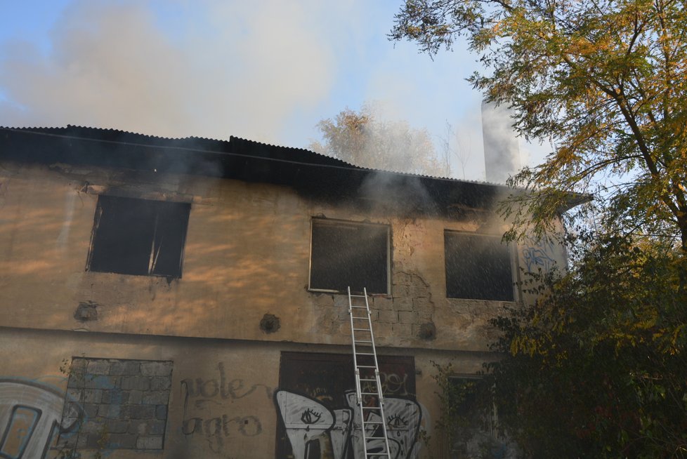 Požár rozsáhlého objektu v Mělníku hasilo osmnáct jednotek i s Cobrou.
