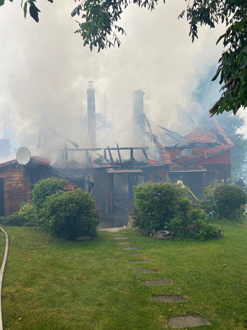 Požár v Českém Švýcarsku vzal střechu nad hlavou Renatě (58), která v domku strávila celý život. Rodina prosí o finanční pomoc.