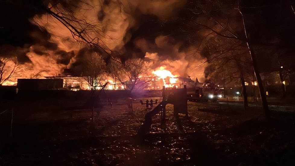 Průmyslový areál v Mladé Boleslavi zachvátily plameny (29. 1. 2022).